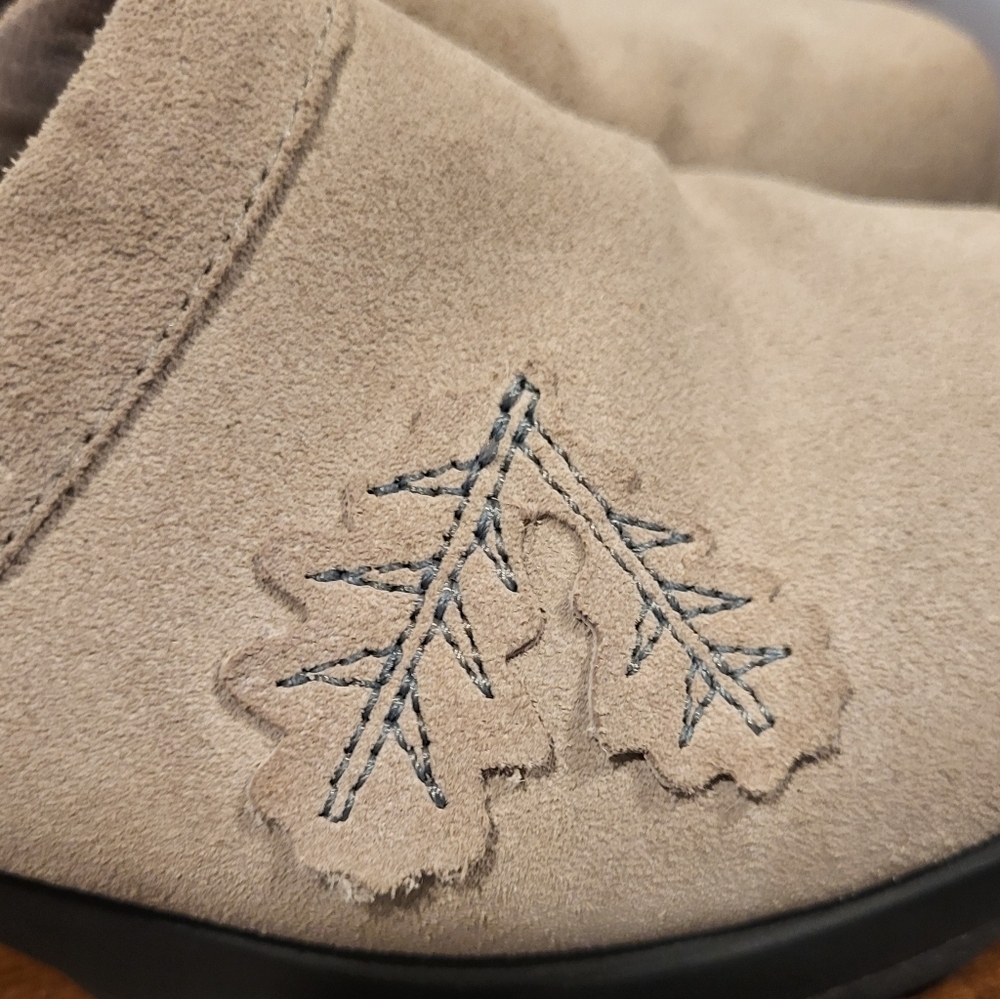UGG Australia Beige Suede Shearling Lined Heeled Clogs Mules Leaf Design Size 10 - Picture 4 of 7